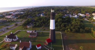 Tybee Adası Deniz Feneri 'nin hava perspektifi sahili ve Atlantik Okyanusu kıyısını görmek için hareket ediyor..