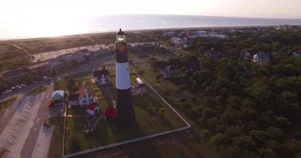 Flybilde Fyret Tybee Island Light Station Som Beveger Seg Rundt – stockvideo