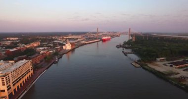 Savannah 'nın nehir kenarlı, Talmadge Memorial Köprüsü, şehir merkezi ve liman perspektifi..