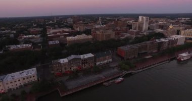 Savannah 'nın nehir kenarlı, Talmadge Memorial Köprüsü, şehir merkezi ve liman perspektifi..