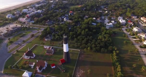 Flygperspektiv Tybee Island Light Station Fyr Flyger Över Tornet — Stockvideo
