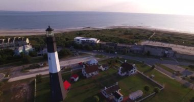 Tybee Adası Deniz Feneri 'nin gökyüzü perspektifi, kulenin üzerinde uçuyor..