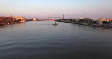Savannah 'nın nehir kenarlı, Talmadge Memorial Köprüsü, şehir merkezi ve liman perspektifi..