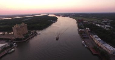 Gün doğarken Savannah Nehri 'nin havalimanı. Nehirde yüzen bir römorkör var..