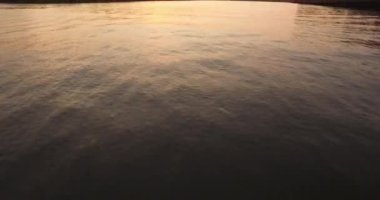 Nehrin aşağısında endüstriyel limanı olan Savannah Nehri 'nin hava üssü..