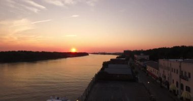 Nehrin aşağısında endüstriyel limanı olan Savannah Nehri 'nin havası..