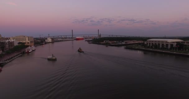 Aéreo Remolcadores Río Savannah Amanecer Con Centro Puerto Puente Conmemorativo — Vídeos de Stock