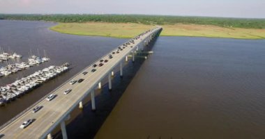 Trafiğin yoğun olduğu bataklık üzerindeki bir köprünün hava perspektifi..