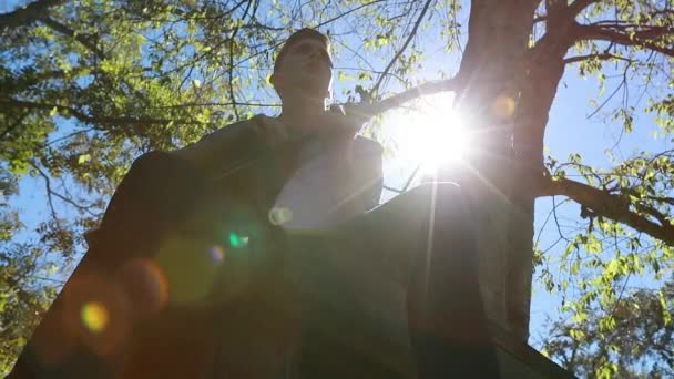 Teenage Αγόρι Παίζει Κιθάρα Μια Πλατφόρμα Δέντρο Αργή Κίνηση Σιλουέτα — Αρχείο Βίντεο