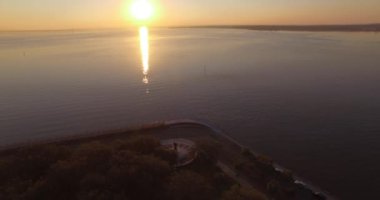 Charleston bataryasının havası ve konfederasyon anıtı gün doğumunda görülebiliyor..