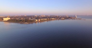 Charleston Limanı Havalimanı ve gün doğumunda şehir merkezi..