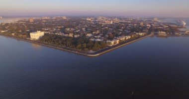 Gündoğumunda Charleston Battery ve Downtown 'ın hava görüntüsü.