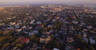 Doğu Bay Caddesi boyunca Sunrise 'daki Charleston Battery ve Downtown' ın hava görüntüsü.