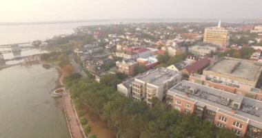 Hava çekimi Charleston, SC 'deki Waterfront Park' a doğru ilerliyor..