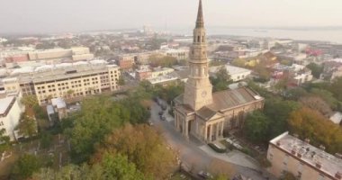Charleston, SC 'deki St Philips Kilisesi' nin hava görüntüsü.