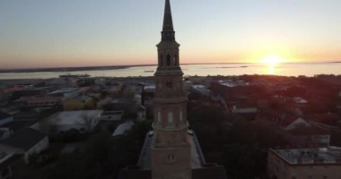 Charleston şehir merkezinin havası ve Saint Philip Kilisesi ön planda..