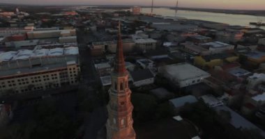 Charleston şehir merkezinin havası ve Saint Philip Kilisesi ön planda..