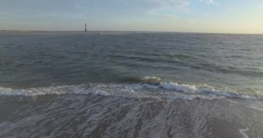 Sabah Folly Beach 'teki Morris Adası Işık Evi' nin hava görüntüsü..