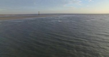 Sabah Folly Beach 'teki Morris Adası Işık Evi' nin hava görüntüsü..