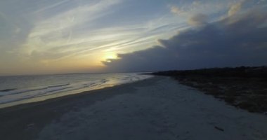 Gün batımında Sullivan 's Island sahilinin hava görüntüsü. Fırtına yaklaşıyor..