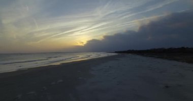 Gün batımında Sullivan 's Island sahilinin hava görüntüsü. Karanlık bir fırtına yaklaşıyor..