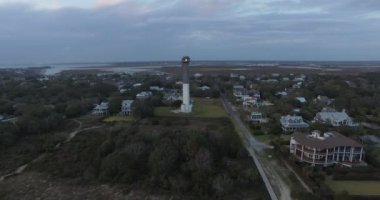 Gün batımında Sullivan 's Island Sahil Feneri' nin hava görüntüsü. Fırtına yaklaşıyor..