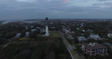 Gün batımında Sullivan 's Island Sahil Feneri' nin hava görüntüsü. Fırtına yaklaşıyor..