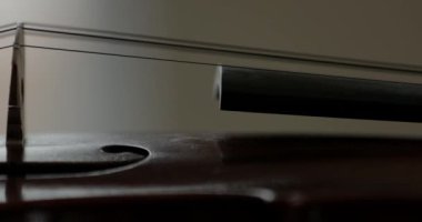 Viola veya keman, köprü ve tellerin yakın detayı
