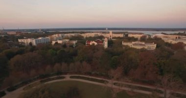 Charleston Parkı 'nın havalimanı ve peyzajdaki Citadel askeri koleji..