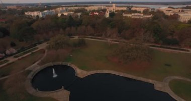 Charleston Parkı 'nın havalimanı ve peyzajdaki Citadel askeri koleji..