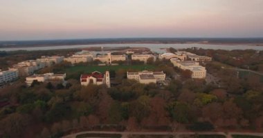 Charleston Parkı 'nın havalimanı ve peyzajdaki Citadel askeri koleji..