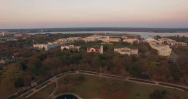 Charleston Parkı 'nın havalimanı ve peyzajdaki Citadel askeri koleji..
