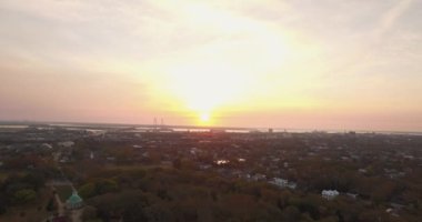 Charleston şehir merkezinin havası gün doğumunda Ravanel Köprüsü manzarada görülebiliyor..