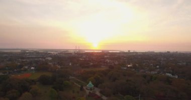 Charleston şehir merkezinin havası gün doğumunda Ravanel Köprüsü manzarada görülebiliyor..