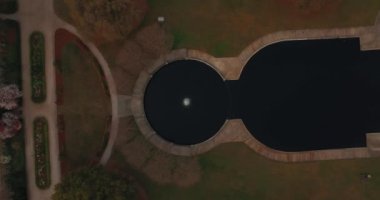 Charleston, SC 'deki bir parkta çeşmeli zarif göletin tepesinde..