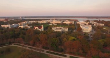 Charleston, SC 'deki Citadel Askeri Koleji' nin havadan görünüşü.