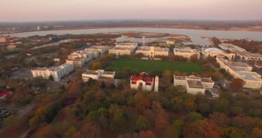 Charleston, SC 'deki Citadel Askeri Koleji' nin havadan görünüşü.