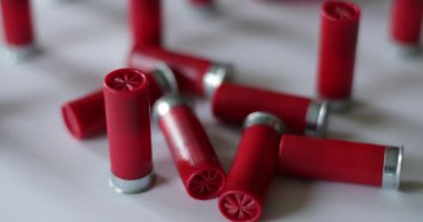 Av tüfeği mermileri beyaz yüzeye saçılmış.