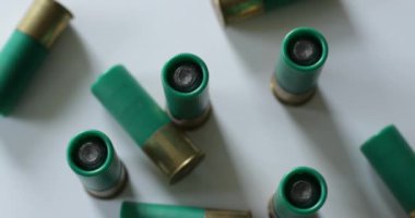 Av tüfeği mermileri beyaz yüzeye saçılmış.