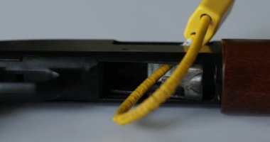 Güvenlik için av tüfeğinin tetik kilidi.