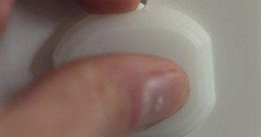 A0Z-MSC5093 Üç uzatmalı güç çıkışından kapak kaldırılıyor