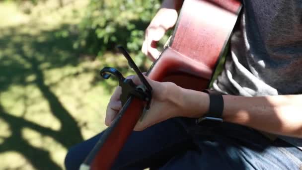 Detail Als Teenager Auf Einer Baumplattform Gitarre Spielt Zeitlupe Gegenlicht — Stockvideo