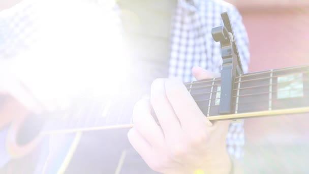 Adolescente Ragazzo Suona Chitarra Rallentatore Dettaglio Con Vecchio Edificio Mattoni — Video Stock