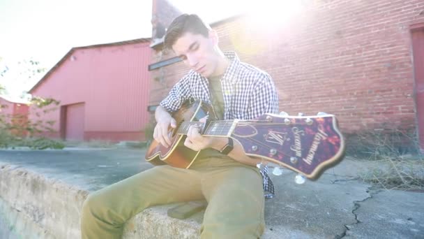 Adolescente Niño Toca Guitarra Cámara Lenta Cerca Hierba Con Viejo — Vídeo de stock