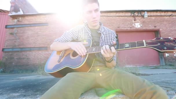 Teenager Spielt Gitarre Zeitlupe Der Nähe Von Gras Mit Einem — Stockvideo