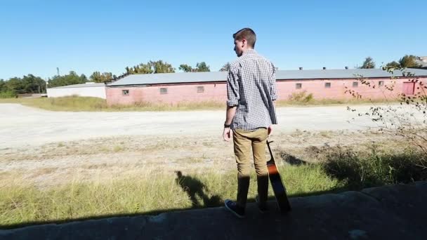 Teenage Αγόρι Στέκεται Μια Κιθάρα Αργή Κίνηση Κοντά Στο Γρασίδι — Αρχείο Βίντεο