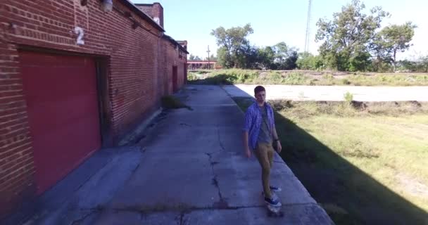 Letecký Dospívající Chlapec Skateboarding Blízkosti Starých Budov — Stock video