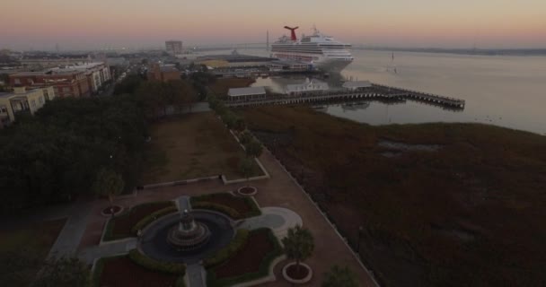 Perspectiva Aérea Del Parque Frente Mar Charleston Con Crucero Icónica — Vídeo de stock