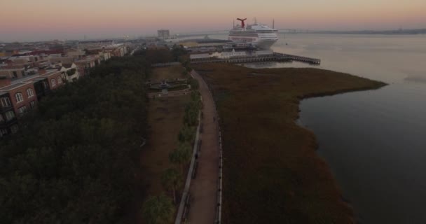 Perspectiva Aérea Parque Beira Mar Charleston Com Navio Cruzeiro Icónica — Vídeo de Stock