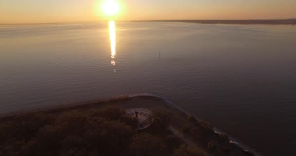 Aeronave Bateria Charleston Com Monumento Confederado Visível Nascer Sol — Vídeo de Stock